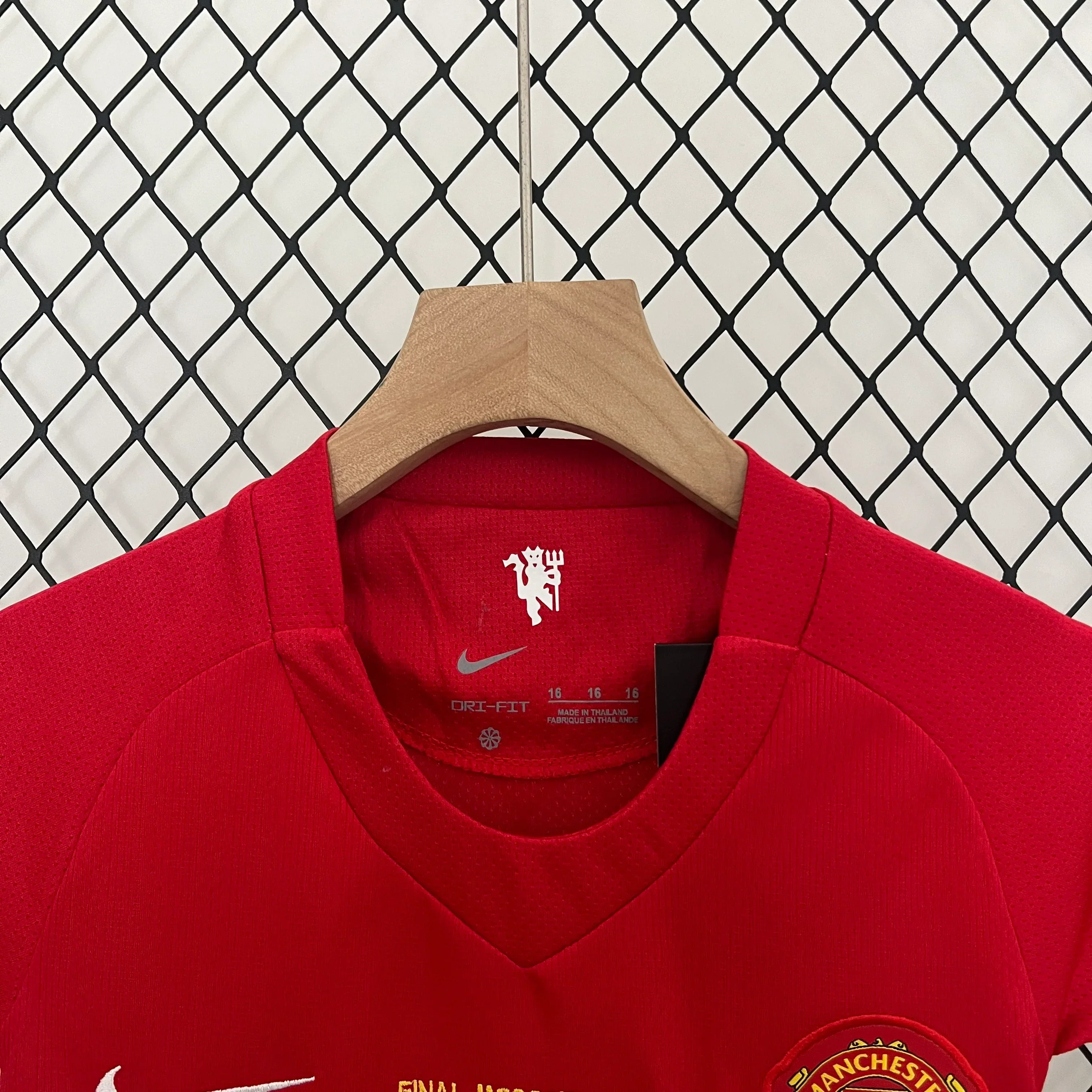 Manchester United Retro 2006/2007 Home Jersey Kids Size - Image 4
